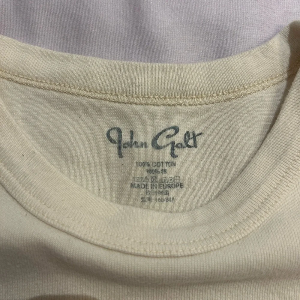 Brandy Melville Cream Bear Tee - Picture 2 of 2